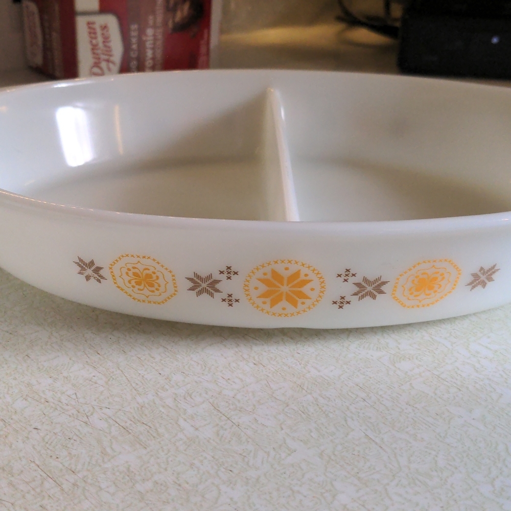 2 Pyrex Casserole - Picture 3 of 7